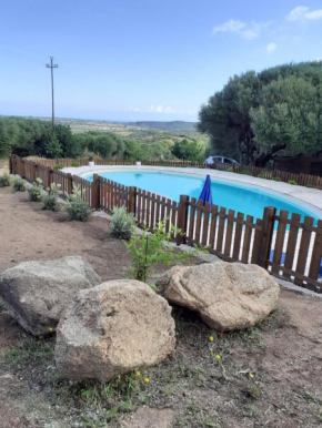agriturismo gli olivastri, appartamento la rosa dei venti con piscina e solarium , vista mare ,climatizzatore ,wifi Aglientu